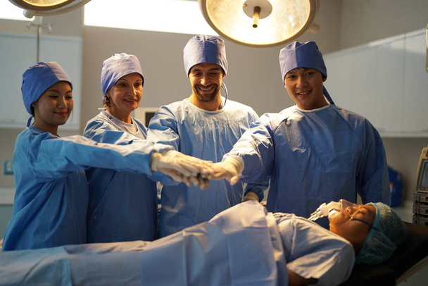 хирурги, работающие в операционной  - Фото, изображение