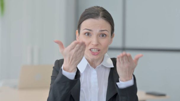 Radeloze zakenvrouw aan het praten in woede en stress - Foto, afbeelding