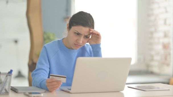 Indian Woman Niemożliwe do dokonania płatności online na laptopie - Zdjęcie, obraz
