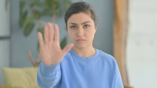 Retrato de mujer india en negación con gesto Stop - Foto, imagen