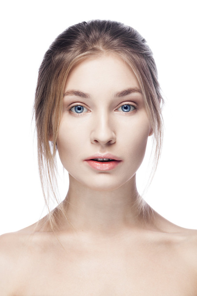 schöne junge Frau mit sauberer Haut isoliert auf weißem Hintergrund - Foto, Bild