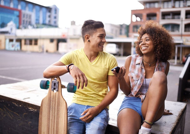 Einfach nur chillen mit ihrem Skaterboy. junges Paar verbringt gemeinsame Zeit in der Stadt - Foto, Bild
