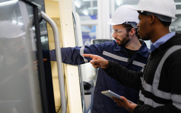 Teknisyen mühendis ekibi endüstriyel fabrikada otomatik makinenin bir kısmını kontrol ediyor ve onarıyor, endüstriyel alanda akıllı takım çalışması yapıyor. - Fotoğraf, Görsel