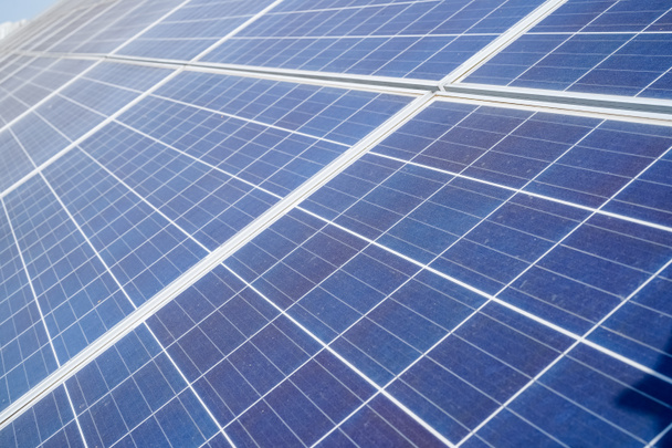 Технология солнечных батарей на крыше завода. обслуживание в солнечной электростанции. зеленая энергия - Фото, изображение