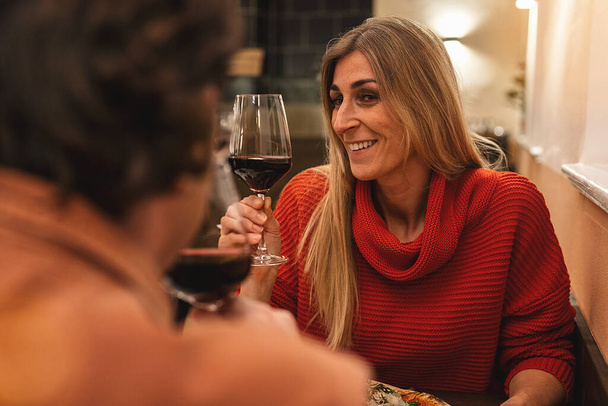 Un par de tostadas con copas de vino tinto en una cita romántica en un ital - Foto, imagen