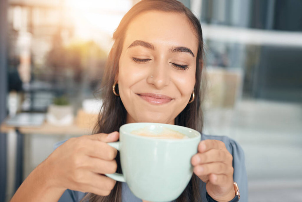 Business woman, face and drinking coffee in office, company and startup with smile, lunch break and happiness. Happy female worker enjoy cup of tea, cappuccino and latte while relaxing in workplace. - Foto, Imagem