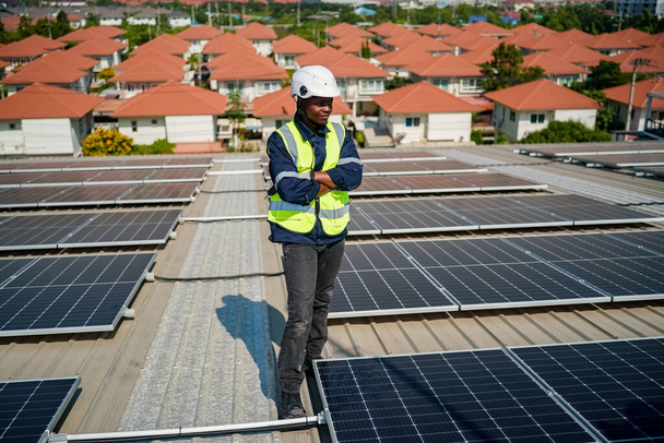 Technológia napelem, Mérnök ellenőrzi telepítés napelem tetején gyár. technikus ellenőrzi a napelemek karbantartását - Fotó, kép