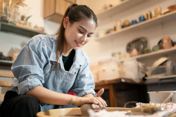 молодая женщина, работающая с ее профессиональной керамики - Фото, изображение