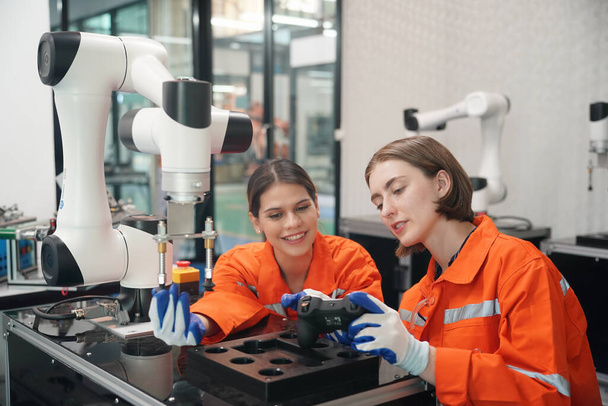 Mérnökök Robotkar karbantartása a laborban egy high-tech kutató laboratóriumban, modern berendezésekkel. Technológiai és innovációs koncepció. - Fotó, kép