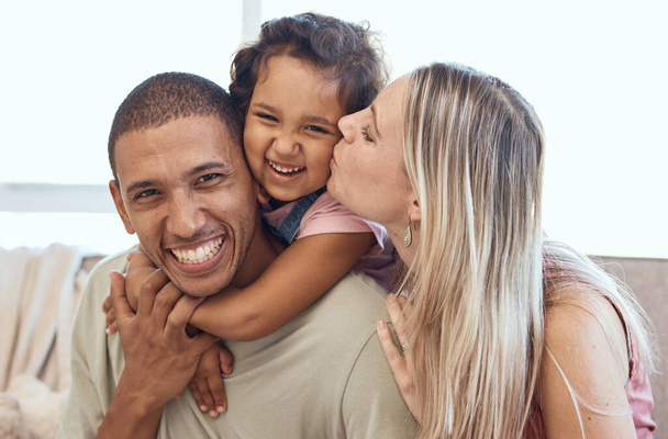 Gelukkige familie glimlach, knuffel en wang kus in vrolijk geluk voor kwaliteit hechting tijd samen op de woonkamer bank thuis. Portret van vader, moeder en kind lachend, knuffelend of genietend van een relatie. - Foto, afbeelding