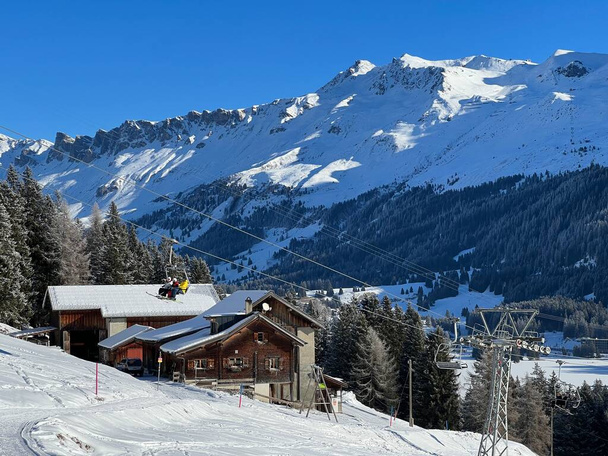 Stara szwajcarska architektura wiejska i alpejskie gospodarstwa hodowlane w zimowej atmosferze kurortów turystycznych Valbella i Lenzerheide w Alpach Szwajcarskich - Kanton Grisons, Szwajcaria (Schweiz) - Zdjęcie, obraz