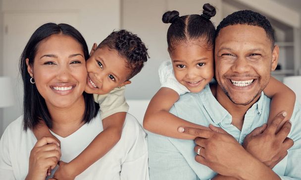 Fekete család, gyerekek és hátizsák otthon egy anyával, apával és gyerekekkel a nappaliban. Portré, boldog és mosolyog egy férfi, nő és lánya testvérek kötődnek a házukban. - Fotó, kép