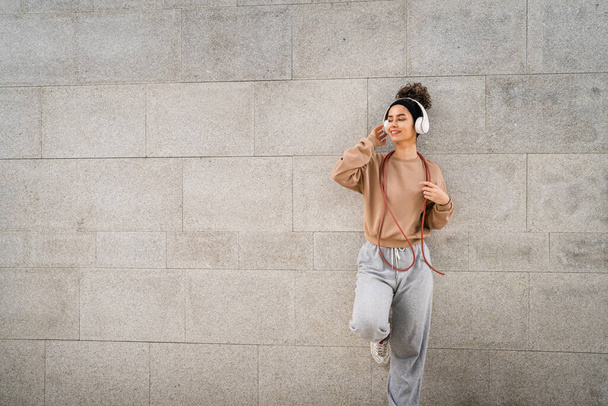 одна жінка молода доросла біла жінка стрибає концепція тренування мотузки красиве спортивне покоління Z вдень на відкритому повітрі з навушниками на її голові копіювати простір реальної людини повної довжини
 - Фото, зображення