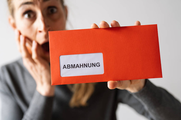 Abmahnung (Γερμανικά για: τελική ειδοποίηση) Hand Holding and showing a Receiving a Final Notice Φάκελος έννοια του δικηγόρου ή της επιχείρησης - Φωτογραφία, εικόνα