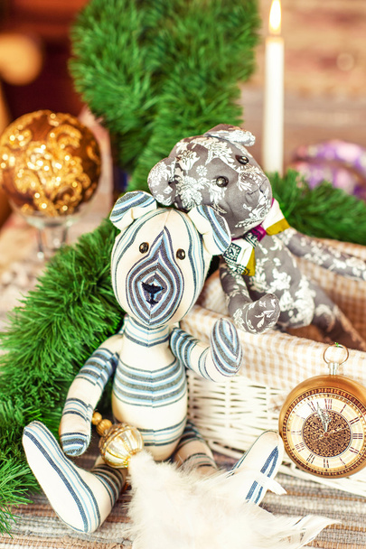 Deux jouets d'ours en peluche de Teddy de provence faits à la main sur le backgro de Noël
 - Photo, image