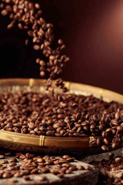 Середньо-смажені кавові зерна вливають у кошик. Копіювати простір
. - Фото, зображення