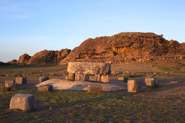 Festtafel und Felsen des Puma auf der Isla del Sol im Titicacasee, Bolivien - Foto, Bild