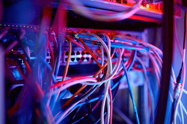 Equipamento de fibra óptica em data center. Hardware de cluster de rack de servidor. Plataforma de hospedagem para recursos modernos da Internet. Supercomputador com cabos e fios de rede - Foto, Imagem