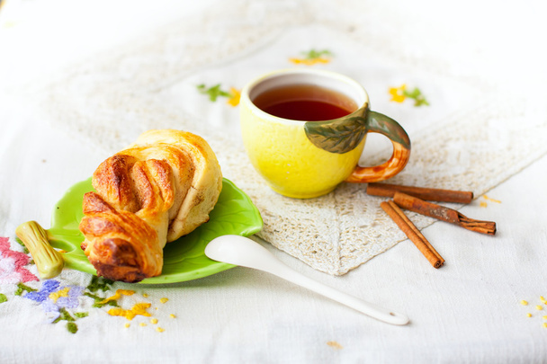 pães e xícara de chá na bandeja
 - Foto, Imagem