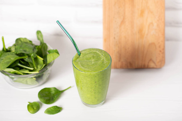 Healthy green smoothie and ingredients on white - spinach, apple and kiwi. Superfood, detox and healthy food. - Foto, imagen