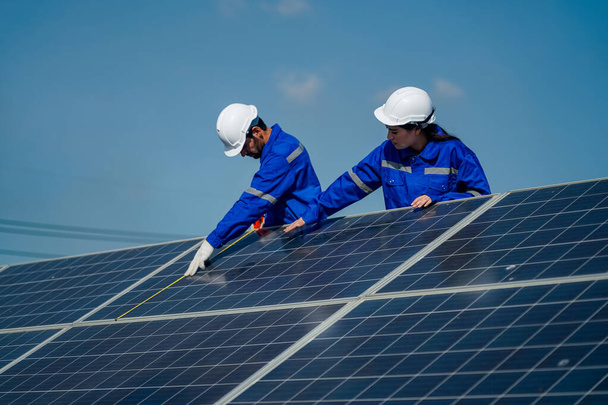 Tecnologia célula solar, engenharia serviço verificar instalação célula solar no telhado da fábrica. técnico verifica a manutenção dos painéis solares - Foto, Imagem