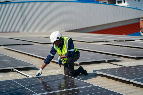 Technológia napelem, Mérnök ellenőrzi telepítés napelem tetején gyár. technikus ellenőrzi a napelemek karbantartását - Fotó, kép