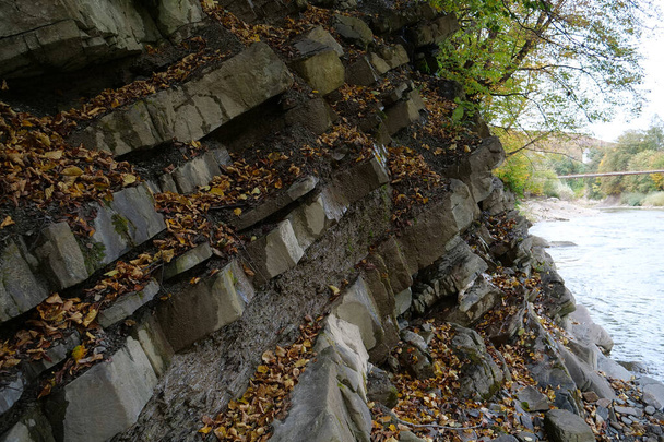 Prut río y pliegues de montaña en Yaremche, Ucrania, conocido como pliegues Yaremche - mayor afloramiento de la formación Stryi en Europa. Aquí las rocas de esta formación son plegadas y defectuosas, de tipo gótico o chevron - Foto, imagen