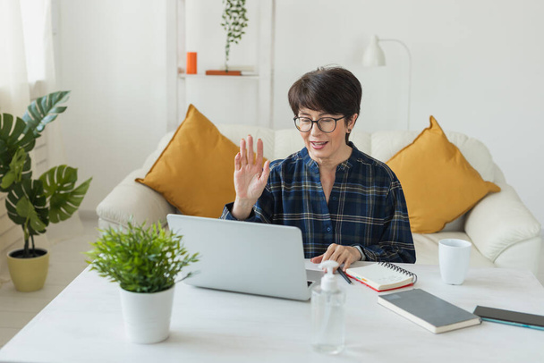 Працюйте онлайн віддалено від дому. Жінка розслабляється в піжамі під час зустрічі відеодзвінків
 - Фото, зображення
