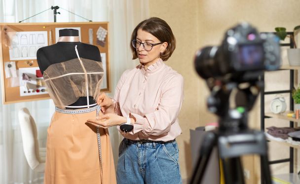 Žena oblečení módní návrhář používá fotoaparát pro blogování. - Fotografie, Obrázek
