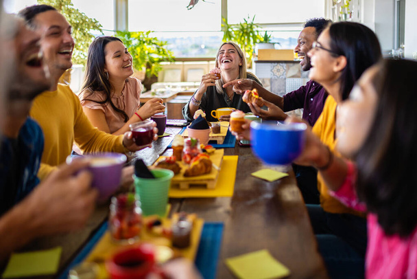 Onnellinen nuori ryhmä erilaisia ystäviä hauskaa puhua ja sosiaalinen kokoontuminen kahvilassa kattobaari - Ystävyys käsite - Valokuva, kuva