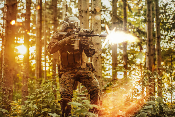 A modern warfare soldier on war duty in dense and dangerous forest areas. Dangerous military rescue operations. - Foto, afbeelding