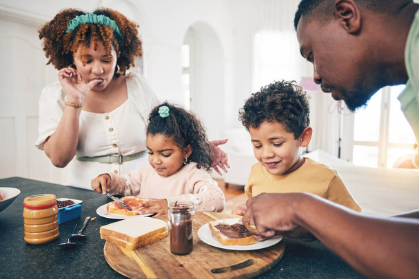 Любовь, черная семья и завтрак для питания, качественного времени и хорошего самочувствия на кухне, счастья и радости. Родители, мать и отец с детьми, дети и начать день с еды, здоровья и счастливым. - Фото, изображение