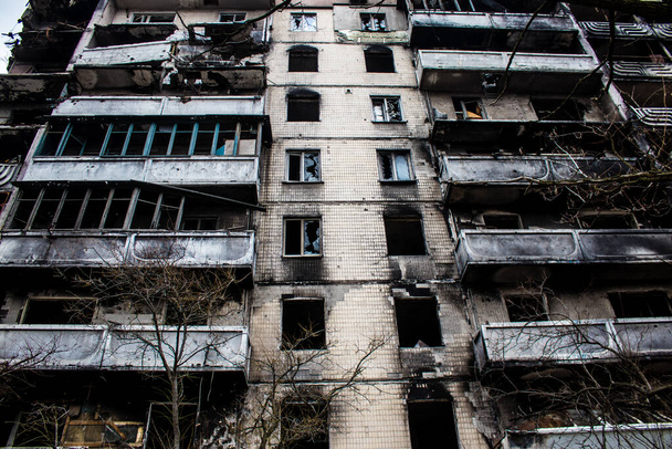 Irpin is a heroic town in Ukraine located next to the city of kyiv. Most buildings are either destroyed or damaged beyond repair. The city was shelled by Russian artillery and many people died during the battle. - Фото, изображение