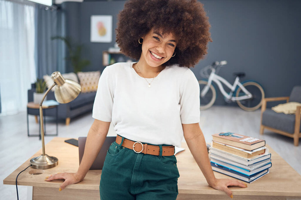 Retrato, mulher negra e feliz em seu escritório em casa, relaxar e sorrir e sala de estar espaço de trabalho. Mulher, freelancer e empreendedor animado com o trabalho remoto, orgulho e visão para o negócio de inicialização. - Foto, Imagem