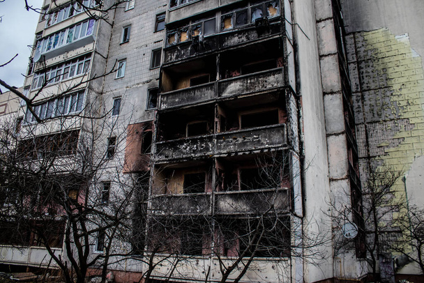 Irpin is a heroic town in Ukraine located next to the city of kyiv. Most buildings are either destroyed or damaged beyond repair. The city was shelled by Russian artillery and many people died during the battle. - Foto, imagen