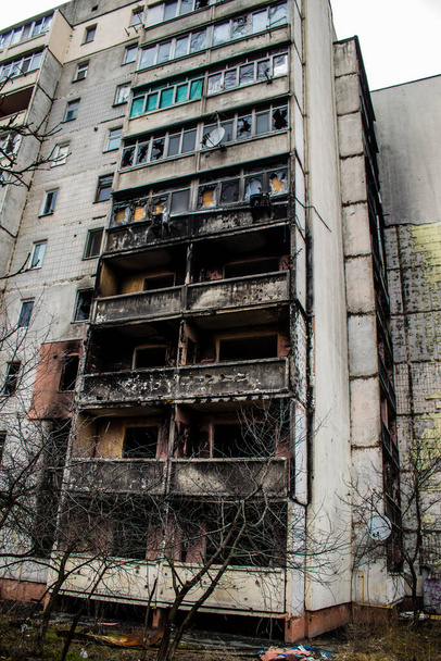 Irpin est une ville héroïque en Ukraine située à côté de la ville de Kiev. La plupart des bâtiments sont détruits ou endommagés. La ville a été bombardée par l'artillerie russe et beaucoup de gens sont morts au cours de la bataille. - Photo, image