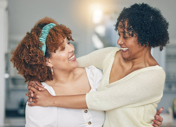 Knuffel, gelukkig en een moeder en dochter met bewondering, liefde en lachen in de woonkamer. Lachen, affectie en een Afrikaanse moeder en vrouw knuffelen op moederdag tijdens een bezoek of reünie samen. - Foto, afbeelding
