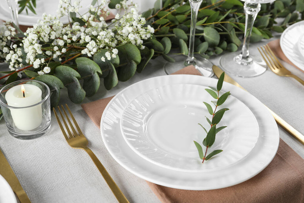 Elegáns asztali díszlet ünnepi vacsorához - Fotó, kép