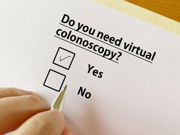 Una persona está respondiendo a una pregunta sobre problemas intestinales. Necesita una colonoscopia virtual.. - Foto, imagen