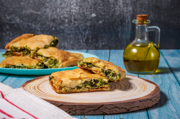 Torta greca Spanakopita con spinaci e formaggio - Foto, immagini