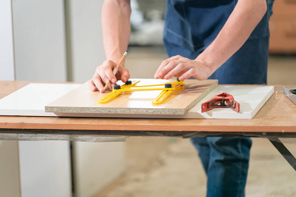 Carpinteiro trabalhando na mesa de madeira e móveis feitos à mão com madeira - Foto, Imagem