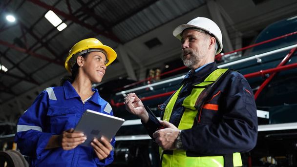 apprentice with instructor at railway engineering facility. Teacher talking to apprentice at railway engineering facility - Фото, зображення