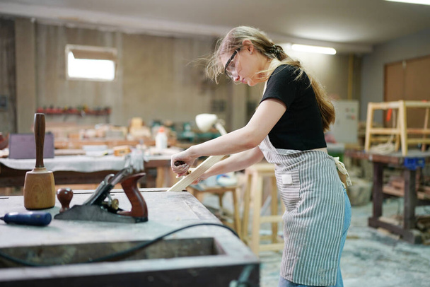 若い女性の小規模なビジネス。家具の作業室で美しい若い女性労働者 - 写真・画像