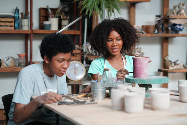 Jeune Afro fille et garçon en atelier de poterie, Propriétaire d'entreprise.  - Photo, image