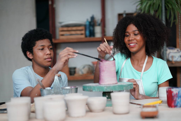 Joven afro niña y niño en taller de cerámica, Propietario de negocios.  - Foto, imagen