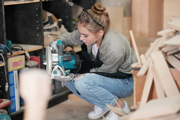 若い女性の小規模なビジネス。家具の作業室で美しい若い女性労働者 - 写真・画像