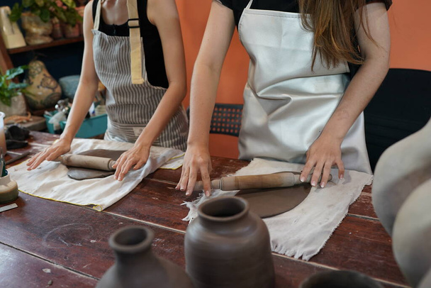 Bella donna che fa ceramica su ruota, mani in primo piano. Concetto per donna in freelance, affari, hobby
 - Foto, immagini