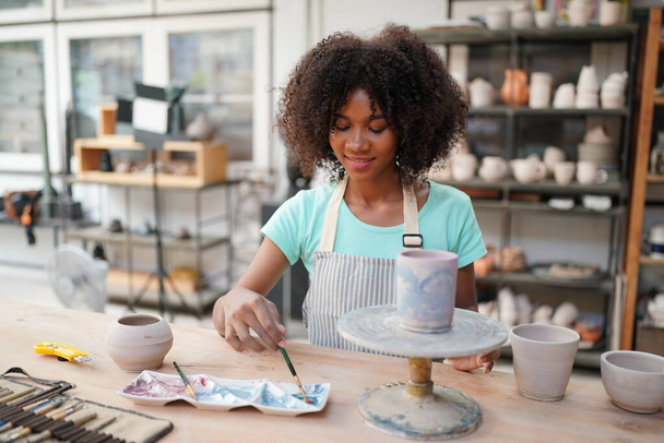 Jovem afro menina em oficina de cerâmica, proprietário do negócio - Foto, Imagem