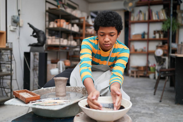 Portrét kreativního hrnčíře umělce nebo podnikatele s keramickými výrobky v keramice shop - Fotografie, Obrázek