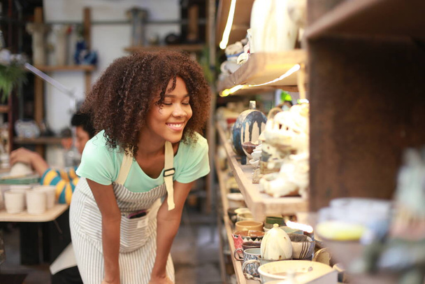 Портрет творчого гончарного ремесла або власника бізнесу з керамічними виробами в керамічному магазині
 - Фото, зображення